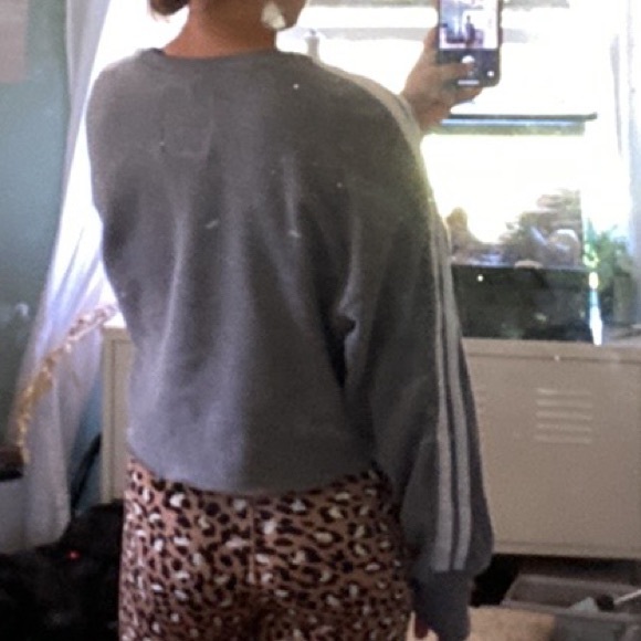 Cropped Hollister Crewneck - Picture 8 of 9